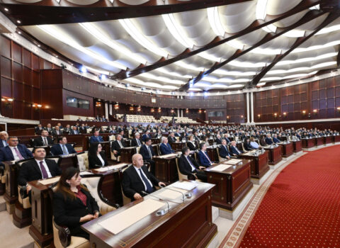 Milli Məclisin iclası başladı