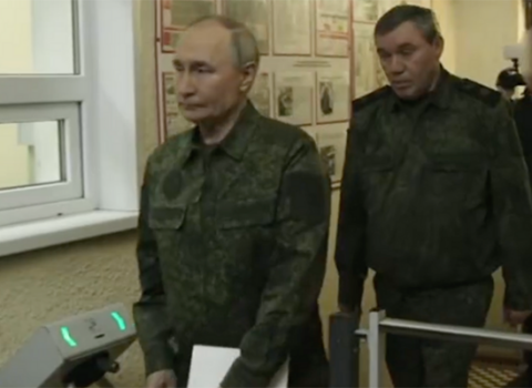 Putin hərbi formada müharibə bölgəsinə getdi – VİDEO