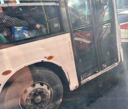 Marşrut avtobusunun pəncərəsi qırıq halda sərnişin daşındı – FOTO