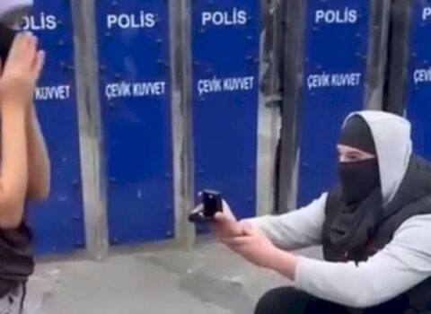 Barrikadalar qarşısında evlilik təklifi – VİDEO