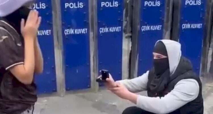 Barrikadalar qarşısında evlilik təklifi – VİDEO