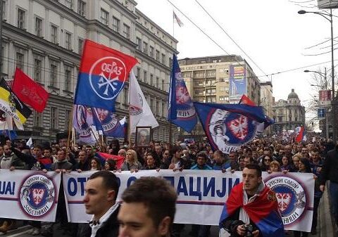 Avtomobili izdihamın üzərinə sürdü: Yaralılar var