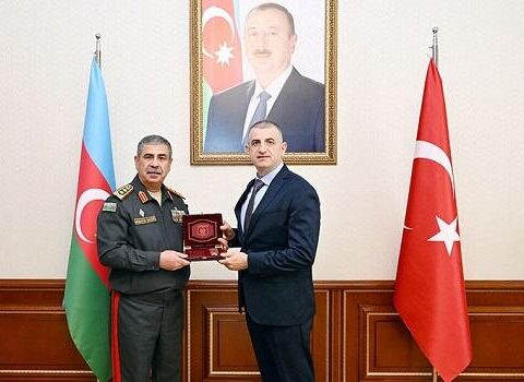 Zakir Həsənov Bayraqdarı təltif etdi