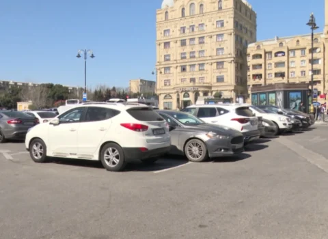Bakıda avtobus zolağını parklanma yerinə ÇEVİRDİLƏR