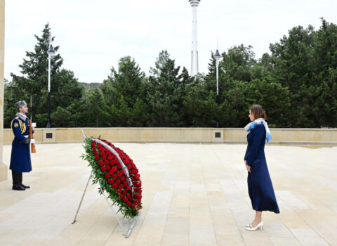 Tanya Fayon Şəhidlər xiyabanını və Mehdi Hüseynzadənin abidəsini ziyarət etdi
