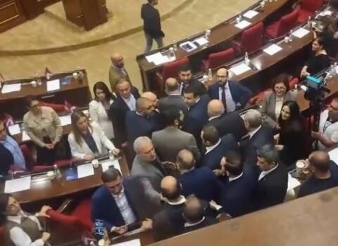 Ermənistan parlamentində deputatlar əlbəyaxa oldu – Yaralanan var – VİDEO