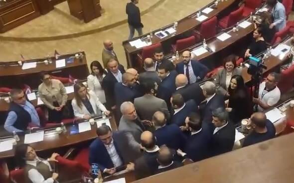 Ermənistan parlamentində deputatlar əlbəyaxa oldu – Yaralanan var – VİDEO
