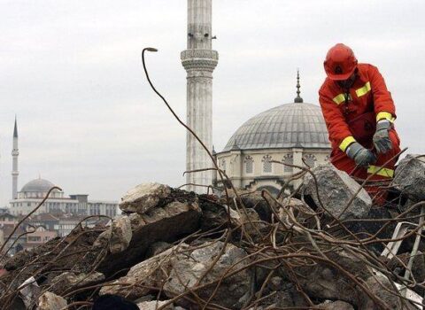 İstanbul zəlzələsində mindən çox binaya zərər dəydi