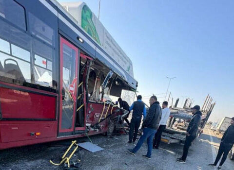 Bakıda avtobus “Range Rover”lə toqquşdu