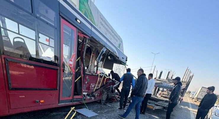 Bakıda avtobus “Range Rover”lə toqquşdu Bakıda avtobus “Range Rover”lə toqquşdu