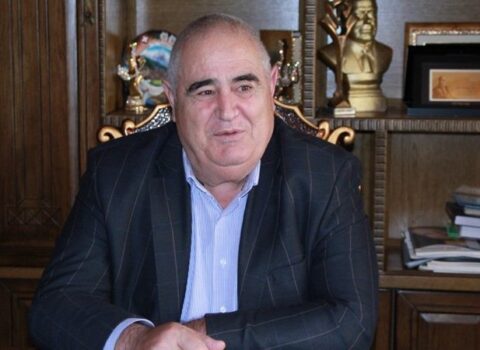 Şərurlu İsfəndiyar cibindəki pulu göstərdi – bu qədər olmasa, çölə çıxmır – VİDEO