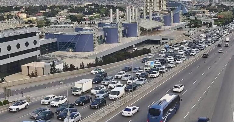 Bakının bir sıra yollarında tıxac yarandı Bakının bir sıra yollarında tıxac yarandı