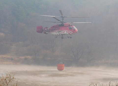 Meşə yanğını ilə mübarizə aparan helikopter qəzaya uğradı