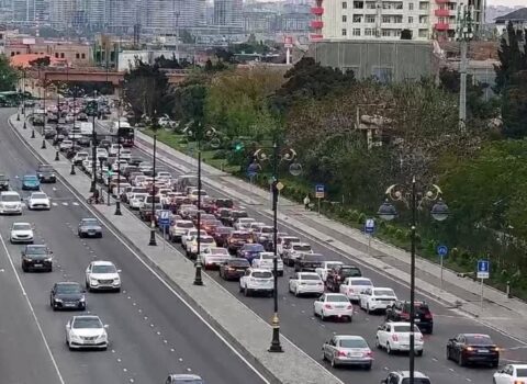 Bakının bir sıra yollarında nəqliyyatın hərəkətində tıxac yarandı