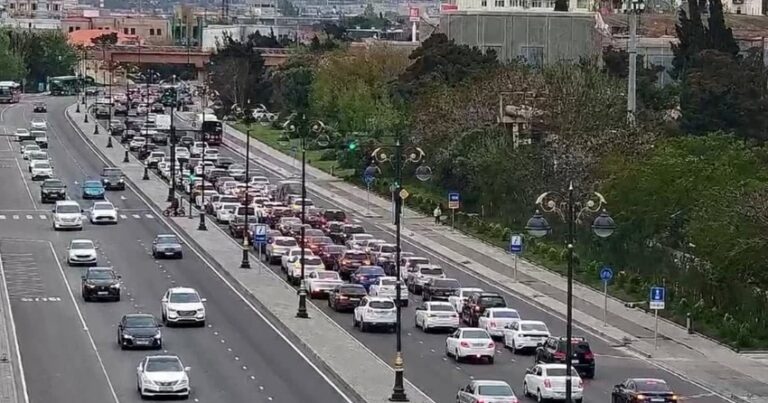 Bakının bir sıra yollarında nəqliyyatın hərəkətində tıxac yarandı Bakının bir sıra yollarında nəqliyyatın hərəkətində tıxac yarandı