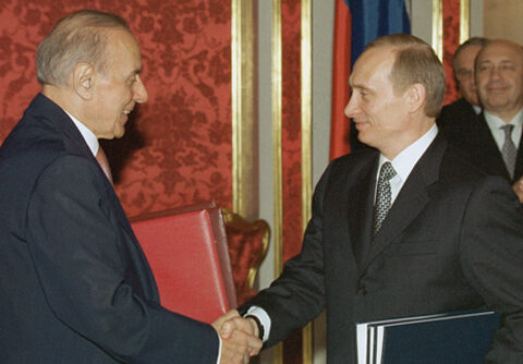 Heydər Əliyev iki əsərimi Putinə hədiyyə edib – Məşhur azərbaycanlı