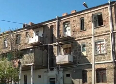 Bu binadan vahiməli səslər gəlir: sakinlər qorxu içində… – VİDEO