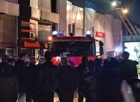 Sumqayıtda güclü yanğın başladı: Məşhur ticarət mərkəzi alova qərq oldu – FOTOLAR