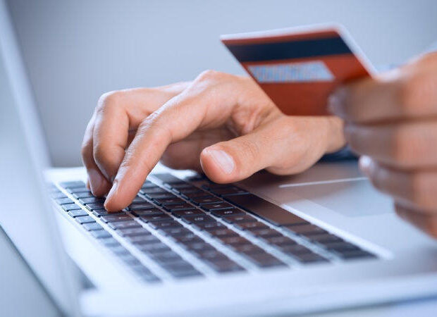 Bank kartlarından 20 min manatdan çox pul oğurlandı