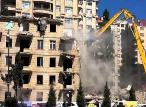 Yaşayış binası söküldü: Ev alan şəxslərin aqibəti necə olacaq? – VİDEO