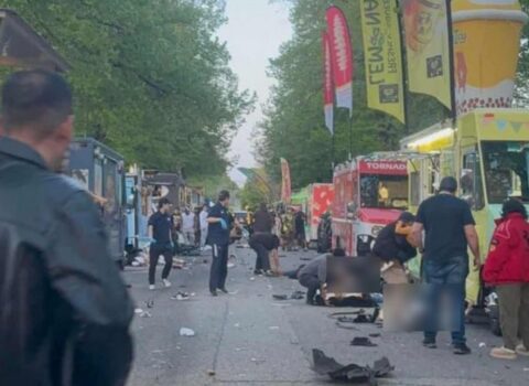 Kanadada avtomobil kütləyə çırpıldı – Ölənlər var