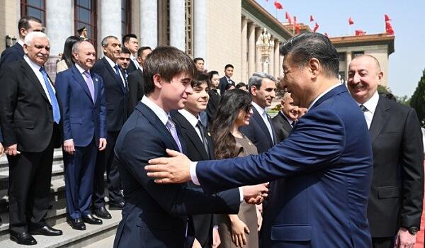 Prezidentin nəvələri Çin lideri ilə görüşdü – Foto