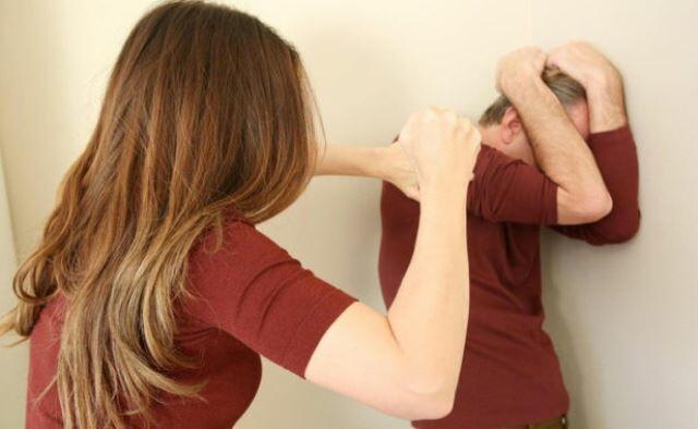 Bakıda arvadı tərəfindən döyülən kişi xəstəxanalıq oldu Bakıda arvadı tərəfindən döyülən kişi xəstəxanalıq oldu