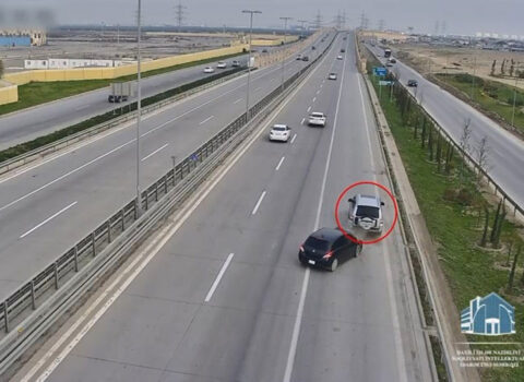Aeroport yolunda ağır qəza: Avtomobillər belə toqquşdu – VİDEO