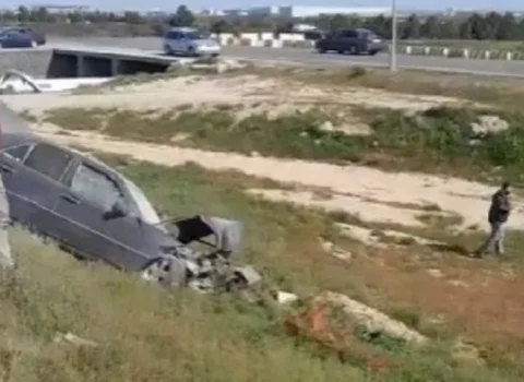 Aeroport yolunda avtomobil aşdı – Video