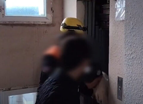 Bakıda liftdə qalan gənclərin xilasedilmə anı – VİDEO