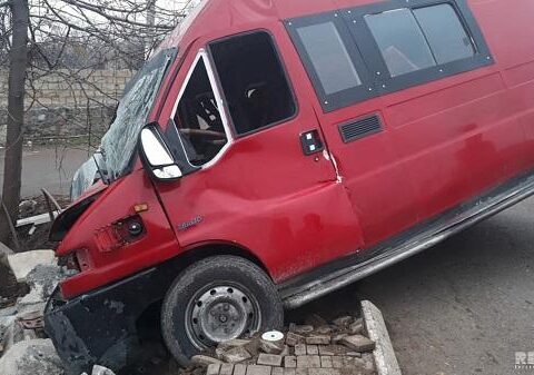 Mikroavtobus aşdı: 1 ölü, 4 yaralı