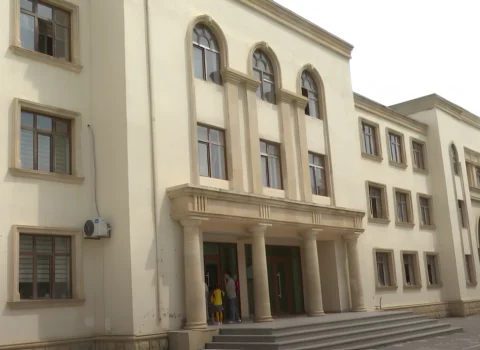 Bakıda məktəbin qarşısında azyaşlılar QAÇIRILIBLAR?
