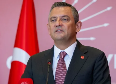 Özgür Özəl yenidən CHP sədri seçildi