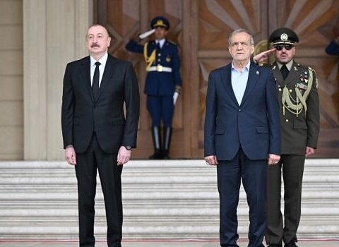 Pezeşkianın arxasında dayanan şəxs kimdir? – Foto