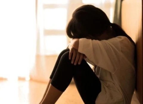 Ana 14 yaşlı qızını pul qarşılığında kişilərlə görüşdürür? – İDDİA