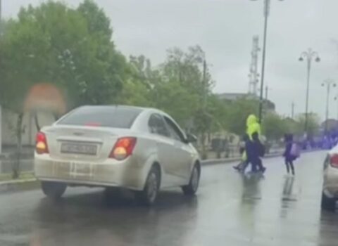 Yol polisinindən NÜMUNƏVİ ADDIM – Məktəbə gedən şagirdlərə belə kömək etdi