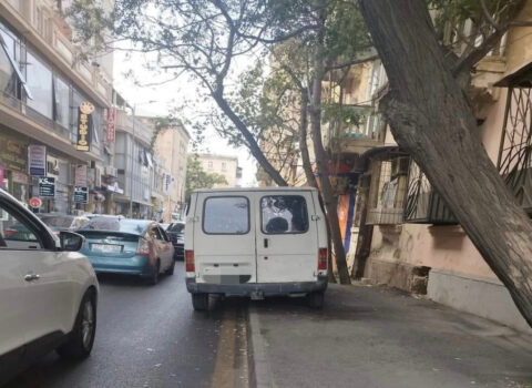 Səkilərdə avtomobil saxlayan sürücülərə xəbərdarlıq – FOTOLAR
