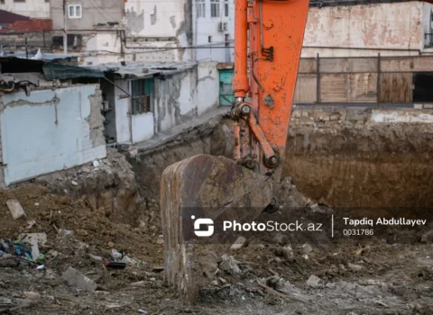 Əhalinin NƏZƏRİNƏ: Bakının iki rayonunda qəzalı binalar SÖKÜLƏCƏK – SİYAHI
