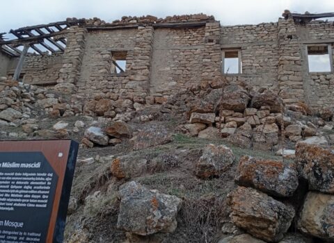 Tarixi məscidlə bağlı 10 quruma müraciət edildi