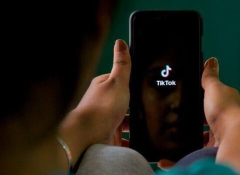 “Atanam, mənə zəng et” – “TikTok”da yeni saxtakarlıq yayılıb