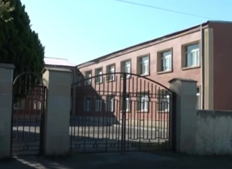 22 yaşlı qadın övladına xəsarət yetirməyə cəhd edib: Məktəbdə baş verən hadisənin TƏFƏRRÜATI