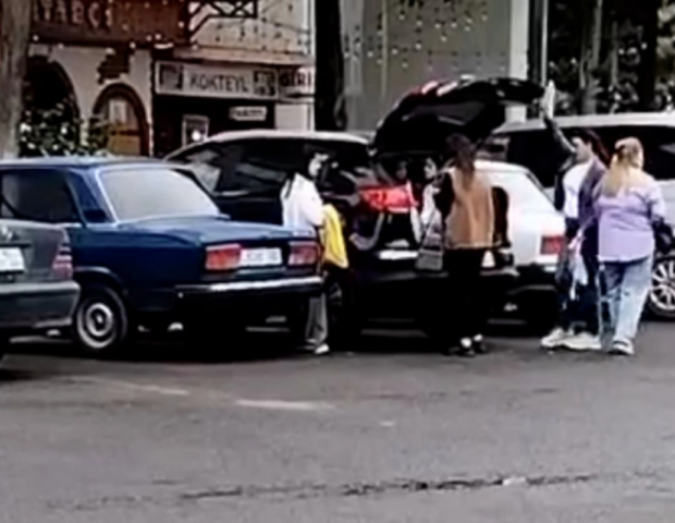 Qadın sürücüdən qayda pozuntusu: Üç uşağı avtomobilin “baqaj”ında DAŞIDI – VİDEO