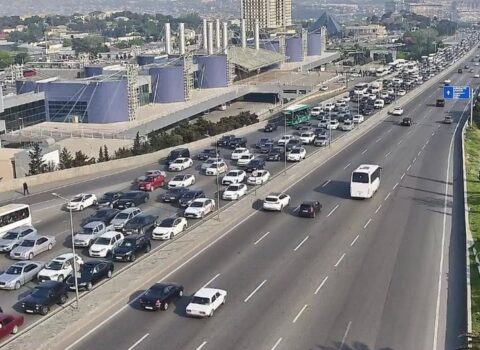 Bakının bir sıra yollarında nəqliyyatın sıxlığı yarandı