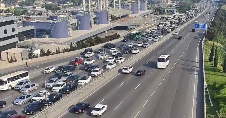 Bakının bir sıra yollarında nəqliyyatın sıxlığı yarandı Bakının bir sıra yollarında nəqliyyatın sıxlığı yarandı