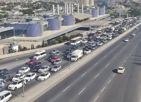 Bakının bir sıra yollarında nəqliyyatın sıxlığı yarandı