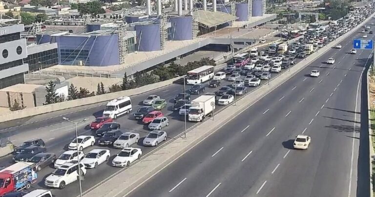Bakının bir sıra yollarında nəqliyyatın sıxlığı yarandı Bakının bir sıra yollarında nəqliyyatın sıxlığı yarandı