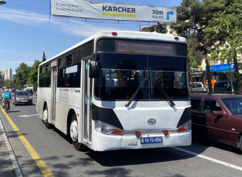 Bakıda avtobusda qeyri-adi elan: Bunu edənə pul mükafatı verilir