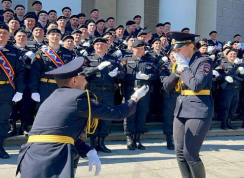 Polis bayram şənliyində həmkarına evlilik təklifi etdi