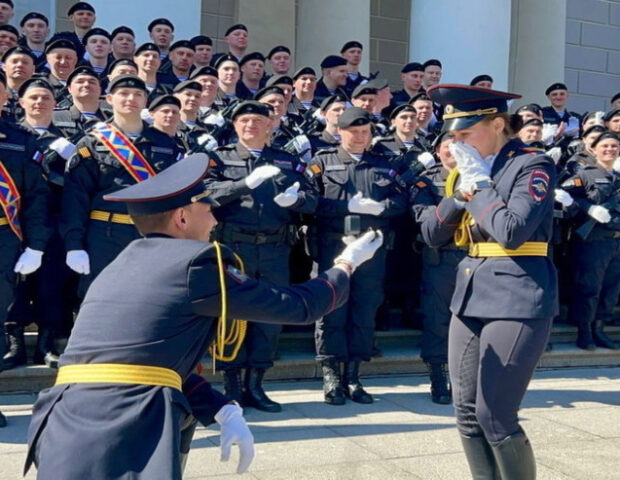 Polis bayram şənliyində həmkarına evlilik təklifi etdi