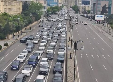 Bakının bir sıra yollarında nəqliyyatın sıxlığı müşahidə olunur